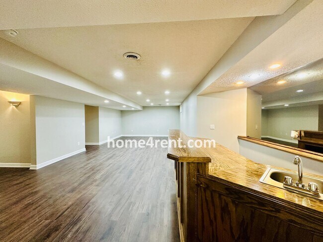 Building Photo - Elegant Cul-de-Sac Retreat with 5th Bedroo...