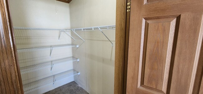 Building Photo - Spacious 3 Bedroom, 2.5 bathroom home with...