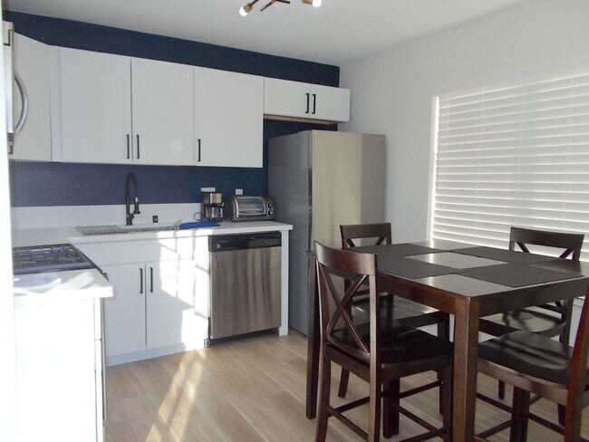 Building Photo - Beautifully Furnished 2-Bedroom 2-Bath Townhome in a Prime Location