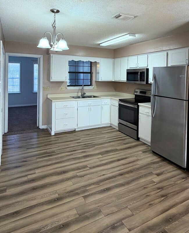 Building Photo - 2 Bedroom Home w/ Flex Room, fenced in yard - Close to base!!