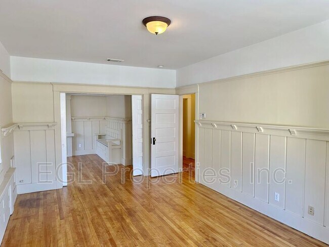 Building Photo - 424 1/2 East Ave 28