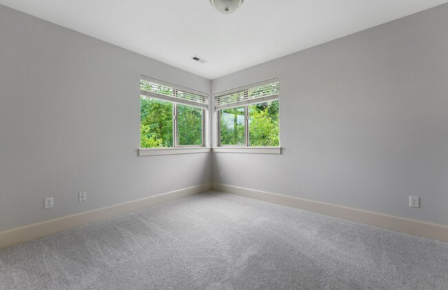 Building Photo - Spacious 5-Bedroom Retreat with Private Gr...