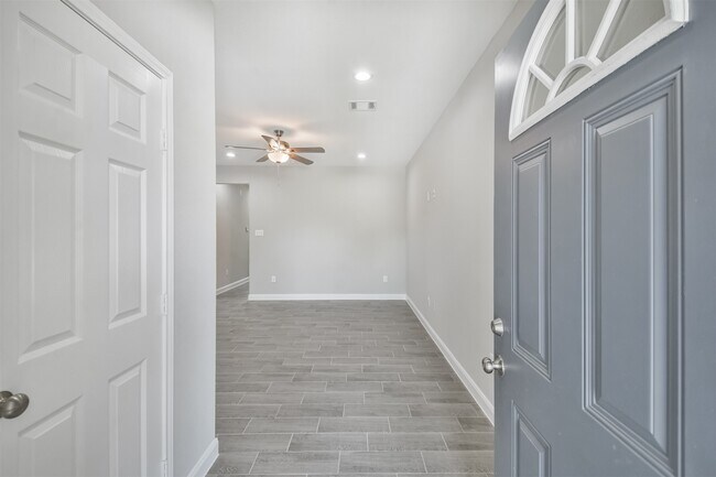 Building Photo - 7524 E Maxroy St