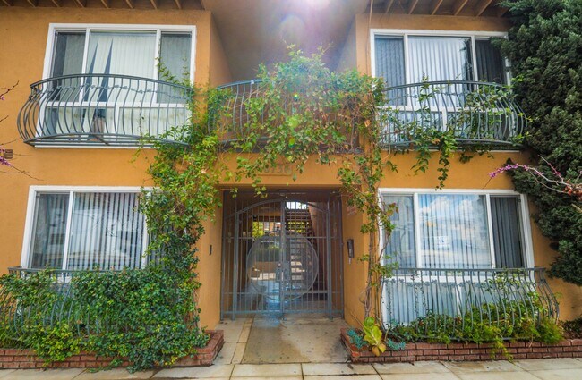 Interior Photo - 10736 Magnolia Blvd