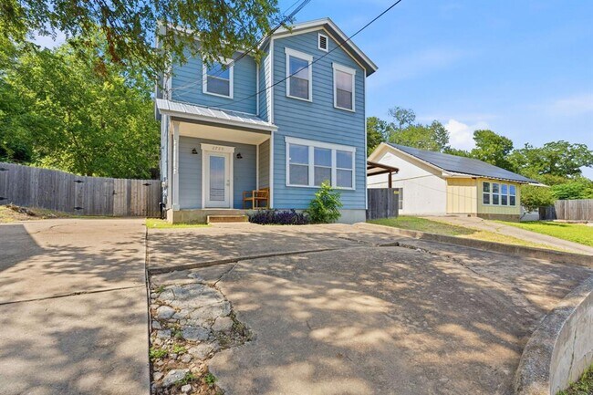 Building Photo - 2720 Oak Springs Dr