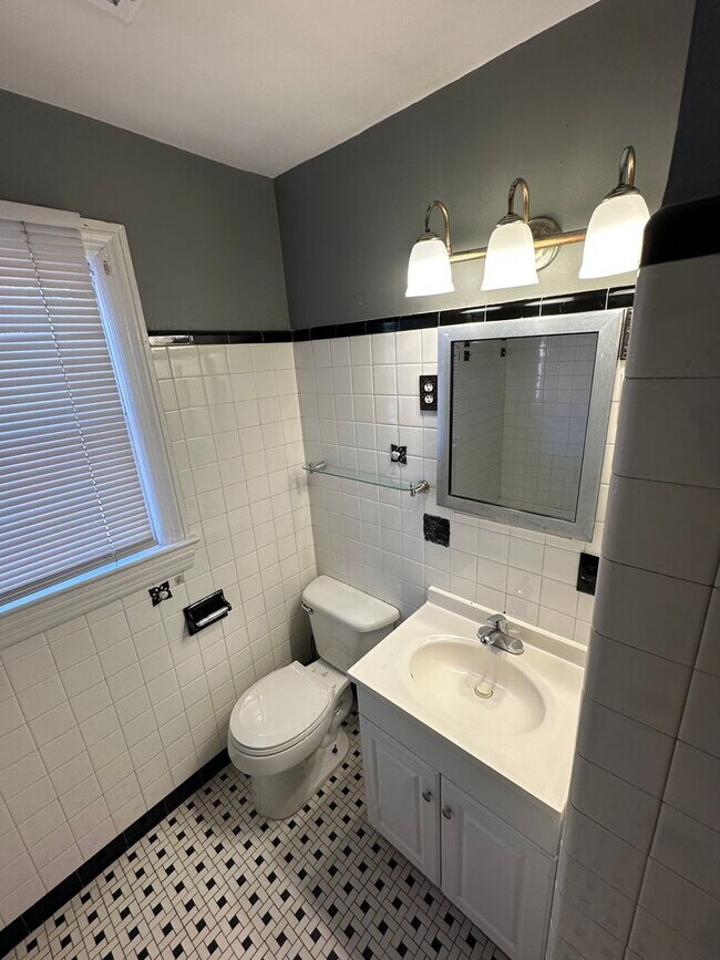 Building Photo - Cozy 2 bedroom