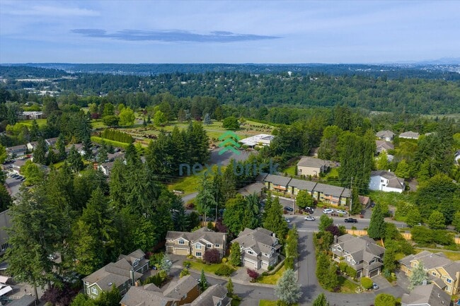 Building Photo - Spacious Home in Desirable Bellevue Neighb...