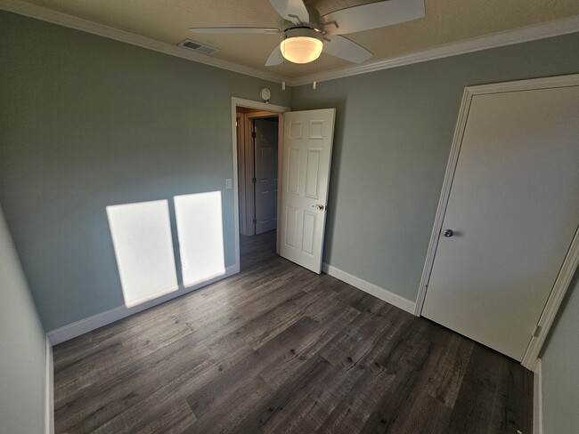 Building Photo - Beautifully Remodeled 3 Bedroom Home in Un...