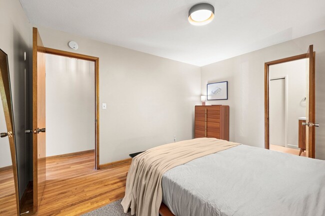 Building Photo - Mid-Century Classic! 3bd/3ba 2700 sf Short Term- FULLY FURNISHED!