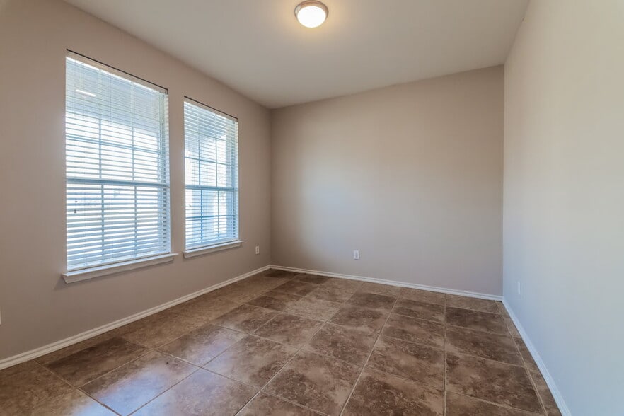 Building Photo - 833 Bens Dr