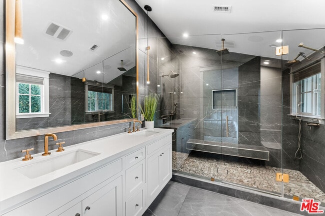 Building Photo - 13339 Margate St