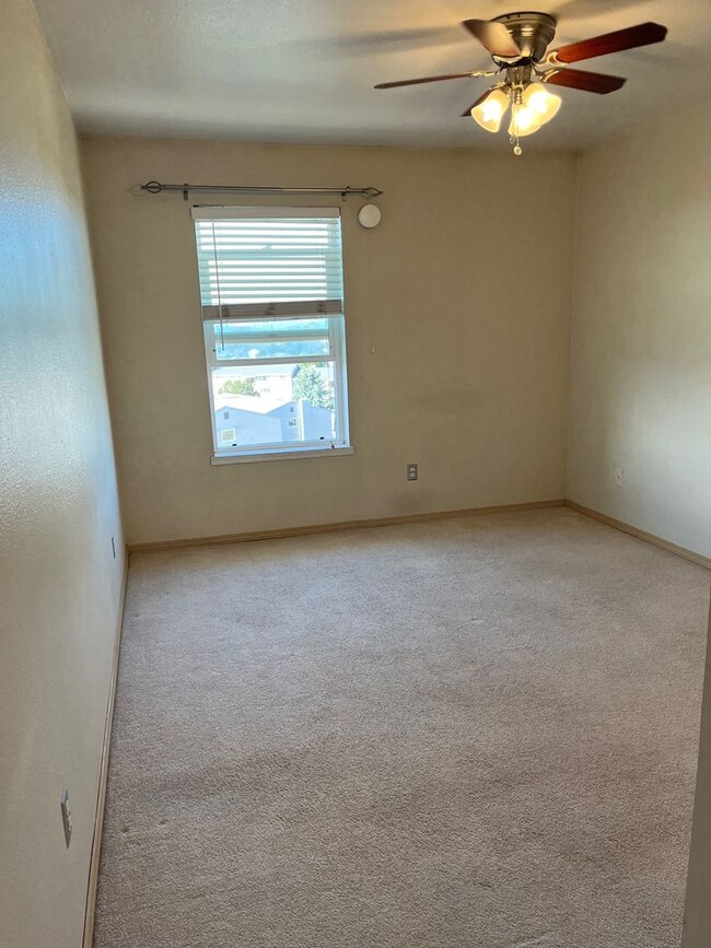 Building Photo - First Month's Rent FREE!! 2 bed 1Ba Top Fl...