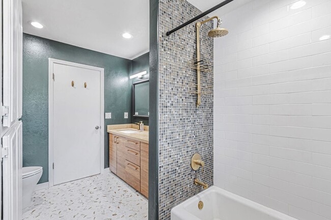 Building Photo - Beautiful 4-Bedroom 2-Bathroom Home