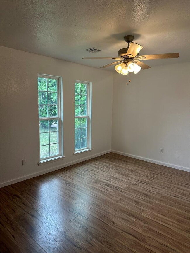 Building Photo - 1318 Alviola Ave