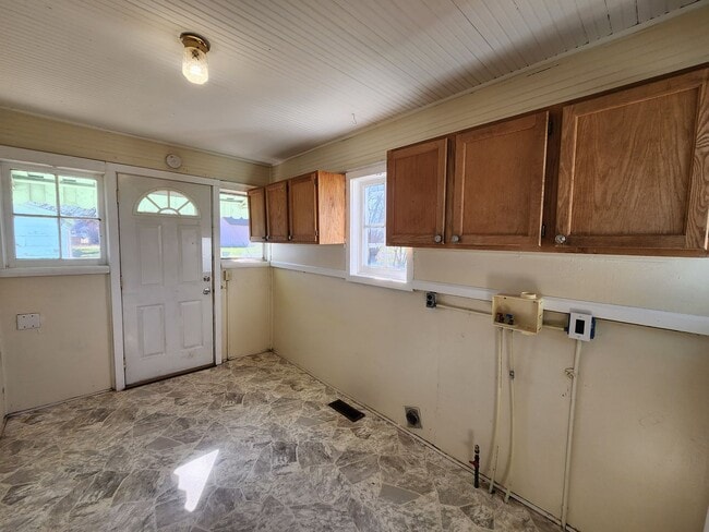 Building Photo - 3 Bedroom House w/Detached Garage!!!