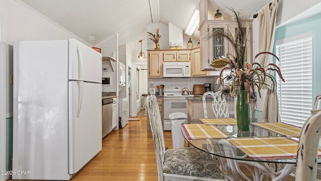 Building Photo - 1219 Thomas Dr