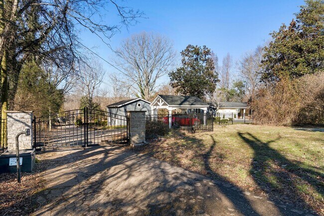 Building Photo - Gated versatile lifestyle property tucked into the heart of Tennessee’s most scenic countryside