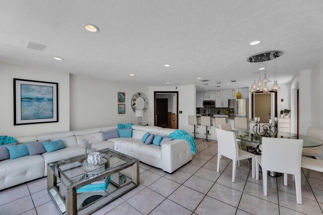 Building Photo - 6362 Brava Way