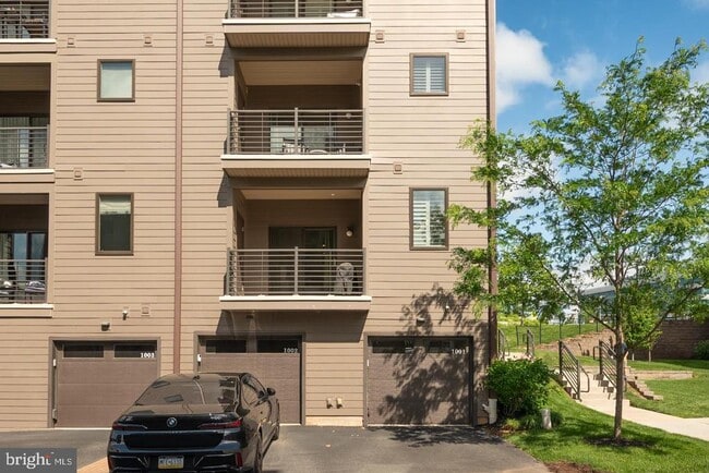 Building Photo - 1001 Lakeview Ct