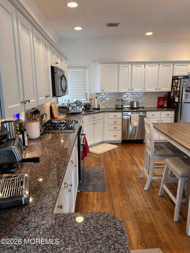 Building Photo - 6 Cook St