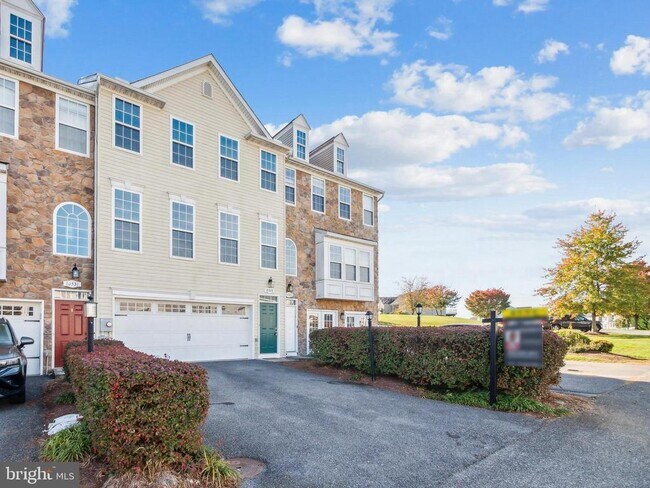 Building Photo - 10329 Bridle Ct