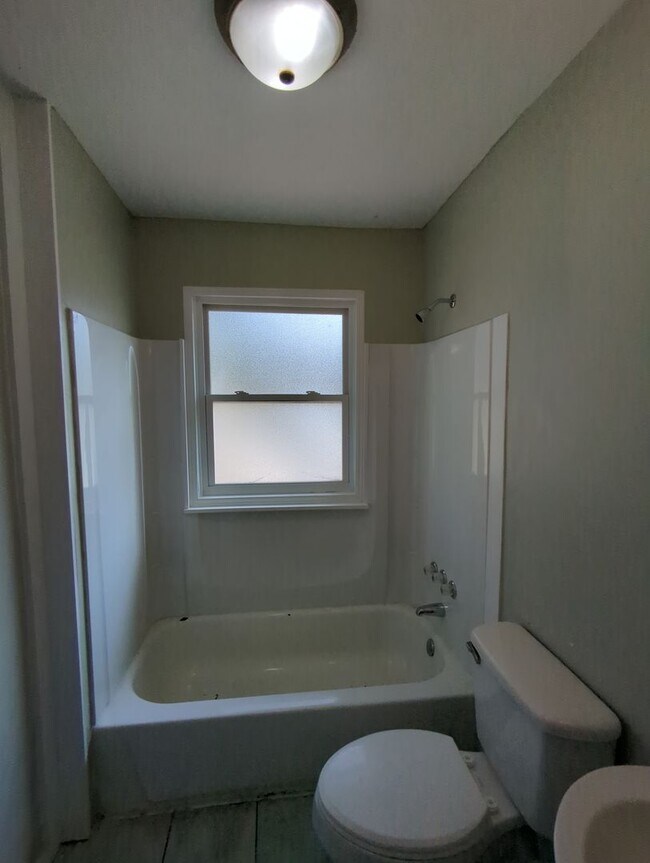 Building Photo - Coming Soon! Cute Renovated House