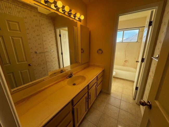 Building Photo - Beautiful 3 bedroom 2 bathroom home.