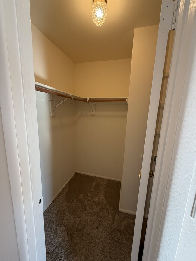 Building Photo - 84 Amberly Dr