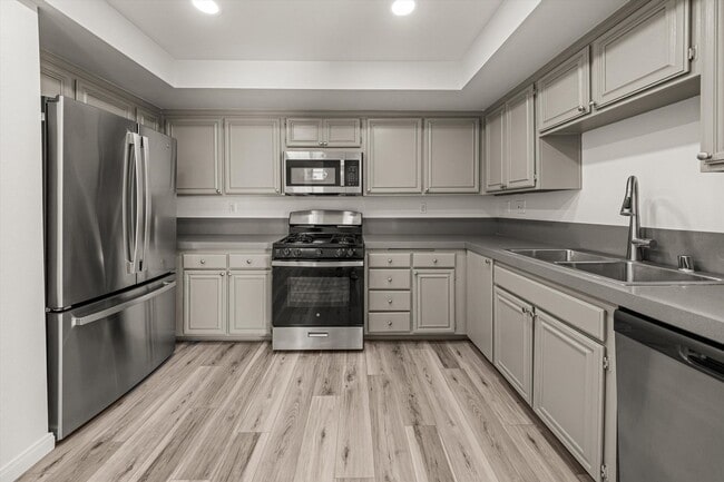 Building Photo - Large Renovated 3bed x 2.5bath Townhouse with Private Patio & 2-Car Garage