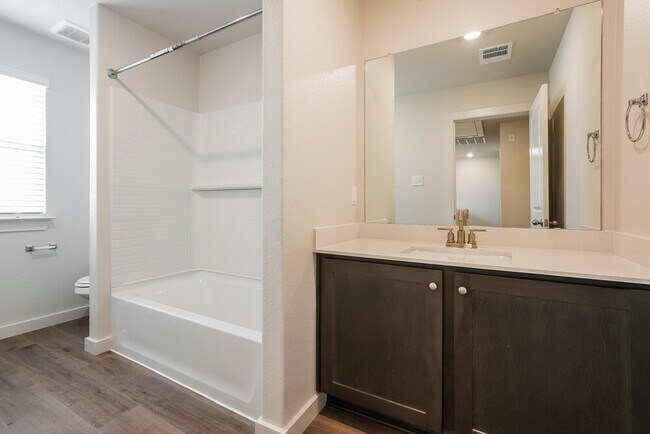 Building Photo - 1533 Woodwinds Dr