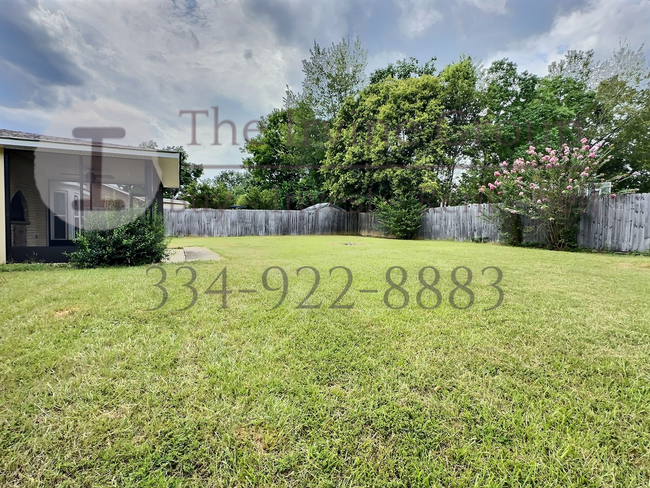 Building Photo - 3 bed 2 bath with 2 car garage