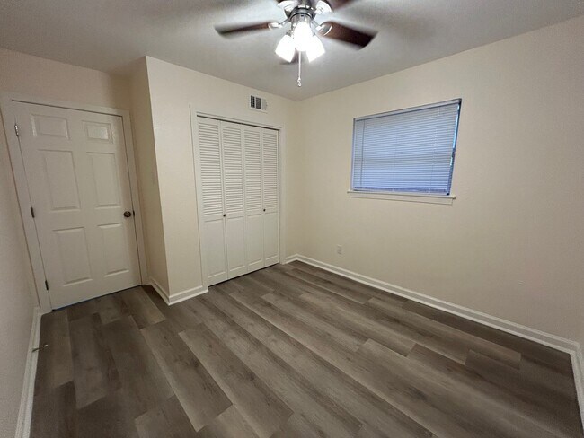 Building Photo - 3210 Valley Brook Dr