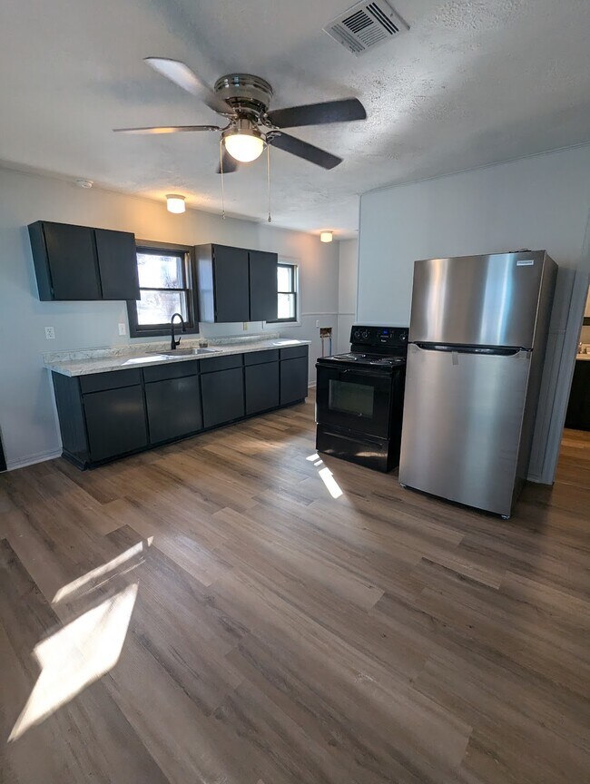 Building Photo - 112 N 5th St