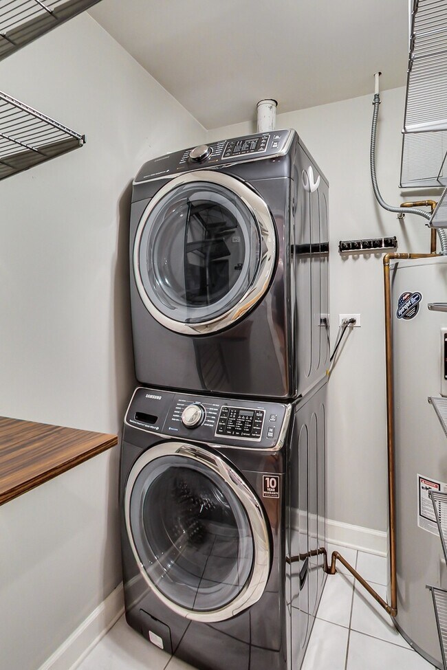 Building Photo - 680 N Green St