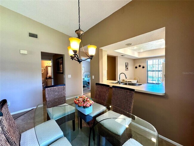 Building Photo - 4644 Weybridge St