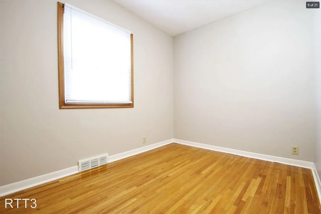 Building Photo - 4 Bedroom / 3 Bath Home off of 72nd and Gr...