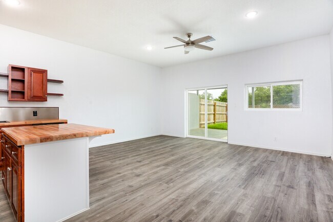 Building Photo - 8611 Key Windy Way