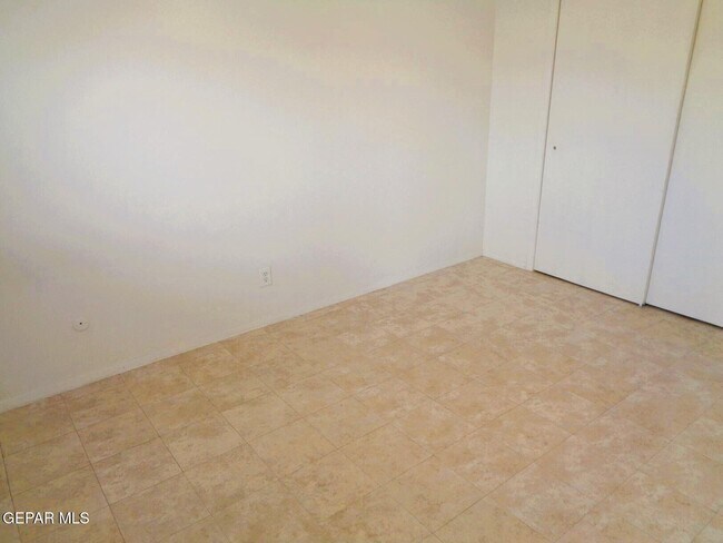 Building Photo - 3028 E Glen Dr