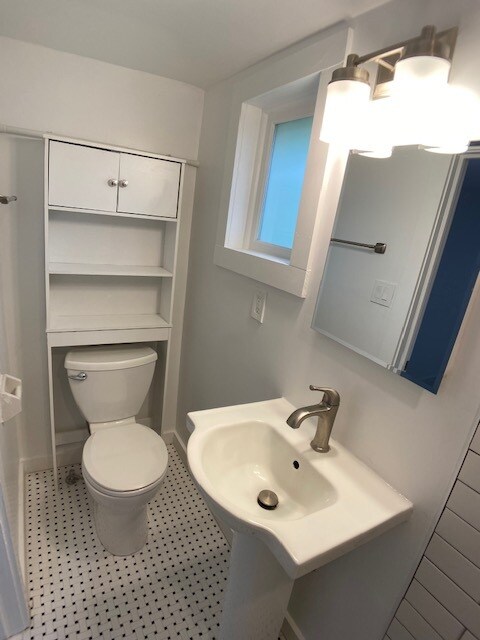 Building Photo - 561 Page Ave NE