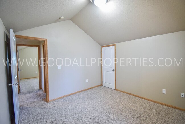 Building Photo - 3 Bedroom, 2.5 Bath 1 1/2 story first floor master suite -Townhome in Urbandale