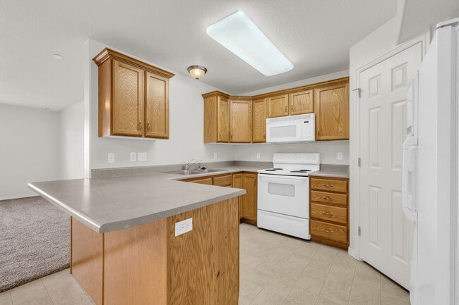 Building Photo - 3561-3585 E Rock Creek Rd