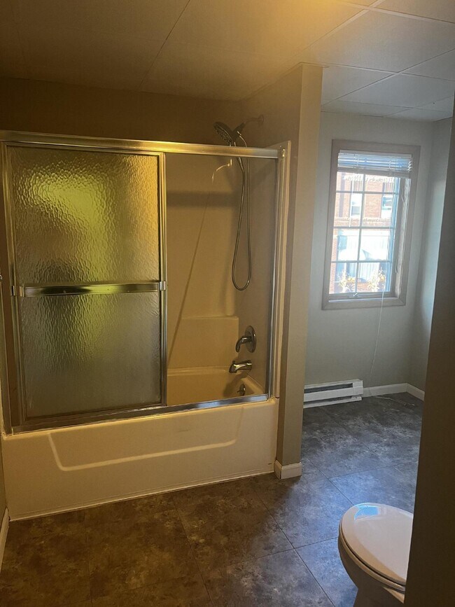 Building Photo - 2 Bedroom, 1 Bathroom Apartment For Rent D...