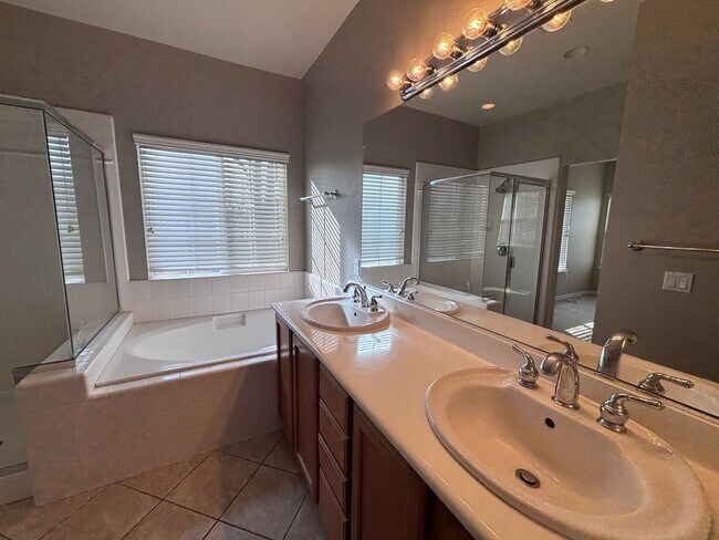 Building Photo - Willow Glen- Beautiful corner unit townhome with a private backyard