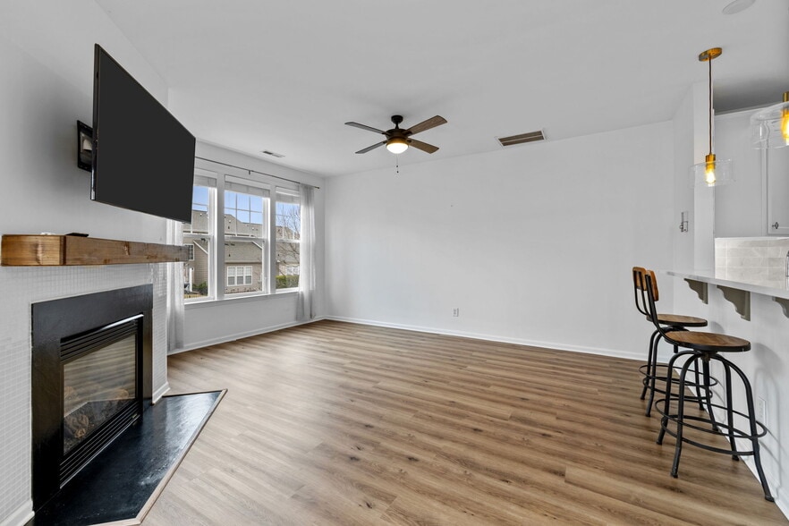 Building Photo - 10122 Glen Autumn Rd