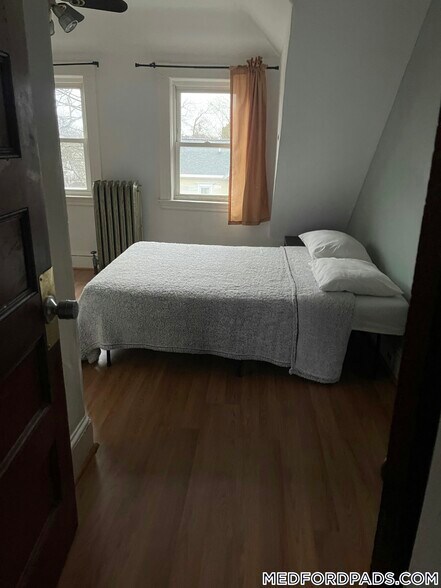 Building Photo - 124 Forest St