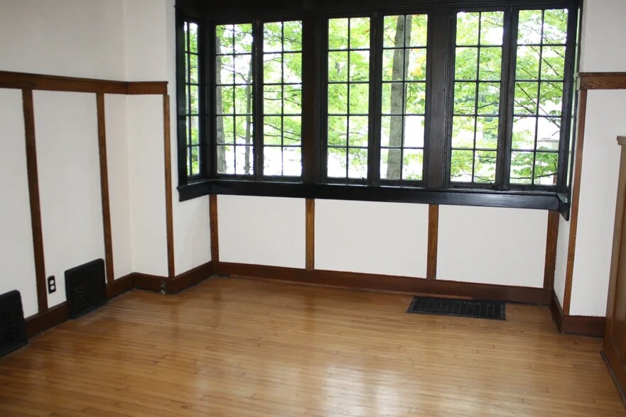 Building Photo - 508 E 8th St