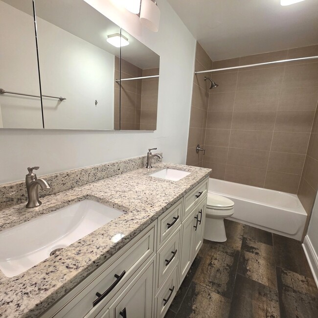 Building Photo - 6033 N Sheridan Rd