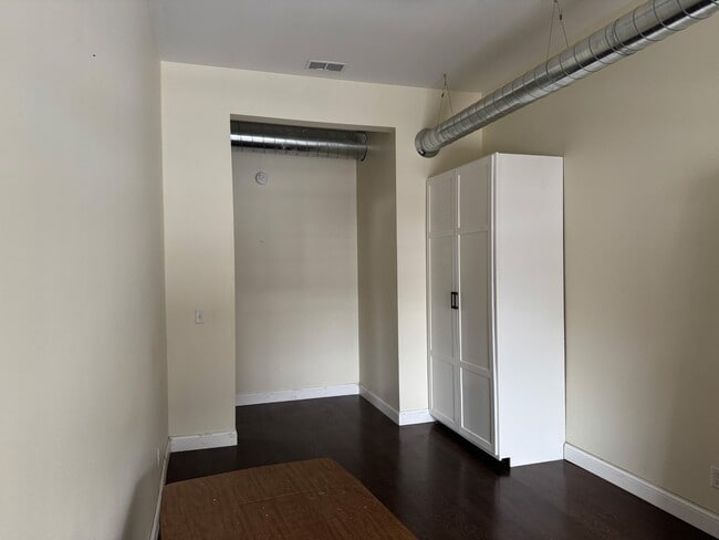 Building Photo - 647 York Ave