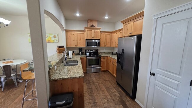 Building Photo - Beautiful home in quiet Pine Tree Village Community neighborhood