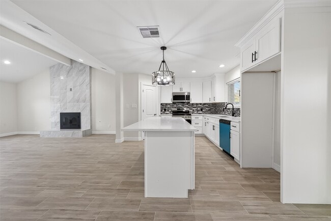 Building Photo - 16115 Little Cypress Ln